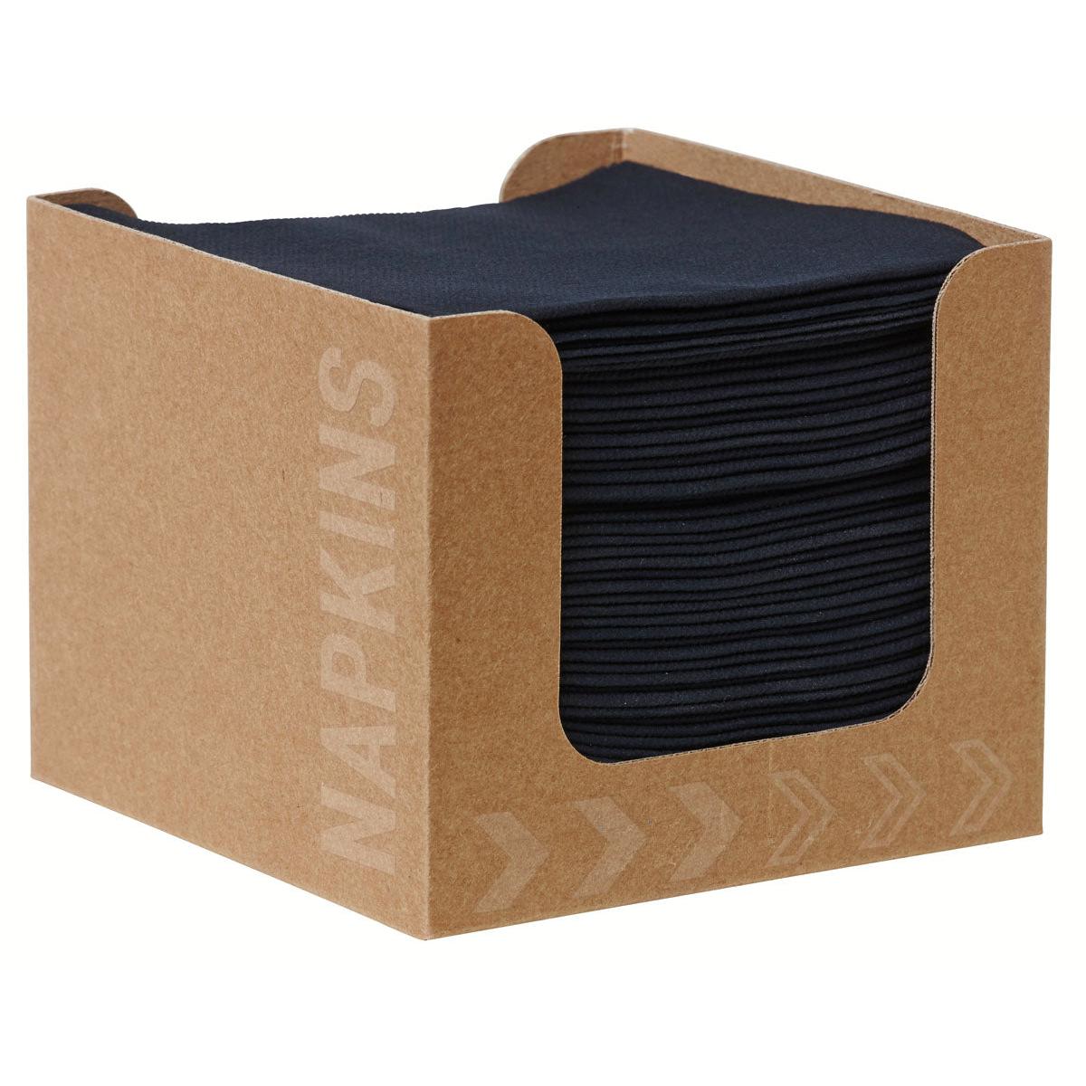 Eine Bio-Dunisoft-Serviettenbox 20 x 20 cm schwarz von Duni GmbH enthält ordentlich gestapelte schwarze Servietten, die durch den vorderen Ausschnitt mit der Aufschrift "NAPKINS" sichtbar sind.