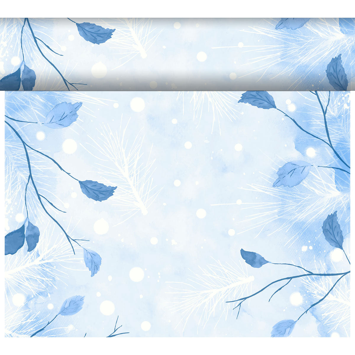 Ein hellblauer Hintergrund mit weißen Schneeflocken, kleinen weißen Punkten wie Schnee und blauen Zweigen ziert das Dunicel-Tete a Tete 0,4x24m von Duni GmbH - ideal als eleganter Tischläufer für Ihre winterliche Tischdekoration.