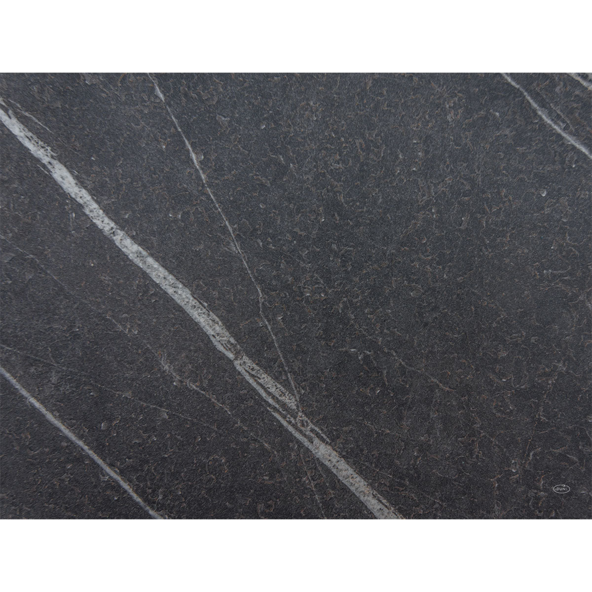 Die Nahaufnahme von Marble black 57084 von Duni GmbH (Packung mit 250 Stück) zeigt eine dunkelgraue Oberfläche mit subtilen weißen und hellgrauen Äderungen. Die glatte Textur und die feinen Sprenkel schaffen eine luxuriöse Atmosphäre.