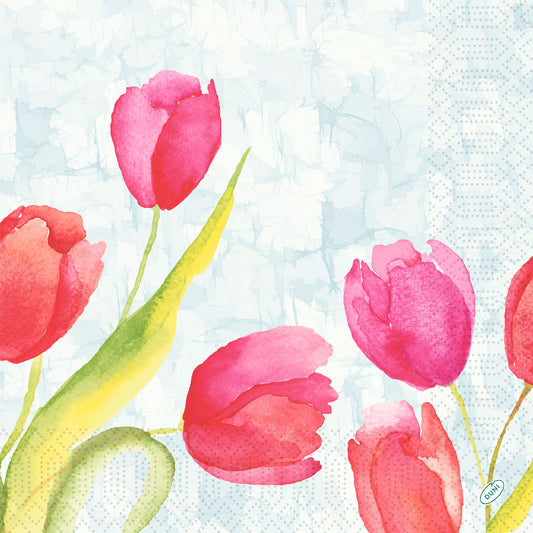 Aquarellillustration von sechs rosa und roten Tulpen mit grünen Stielen auf hellblauem, gepunktetem Hintergrund - ideal für Duni GmbH Serv.40x40 3lg 1/4 Painted Tulips 250P. | Packung (250 Stück) servietten.