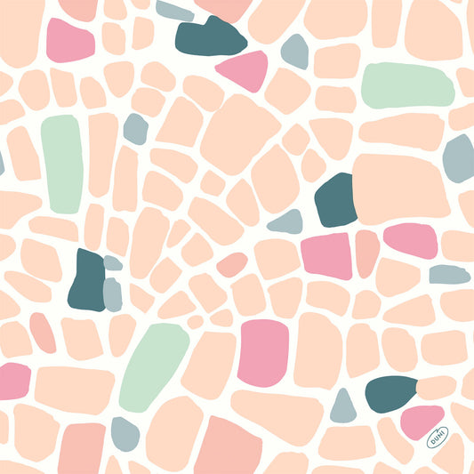 Mit einem abstrakten Muster aus pastellfarbenem Pfirsich, Rosa, Grün und Dunkelblau auf Weiß verleiht Serv.40x40 4lg Klassik Ocean Pebbles 50P. by Duni GmbH mit diesen eleganten Papierservietten (50 Stück) jedem Ambiente einen stilvollen Touch.