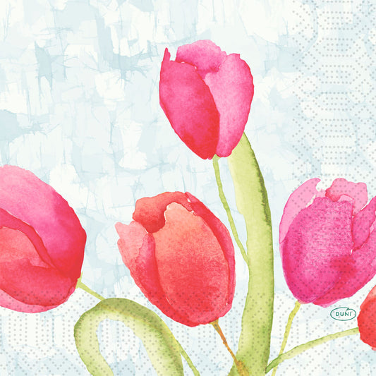 Aquarell-Illustration von vier rosa und roten Tulpen mit grünen Stielen auf hellblauem strukturiertem Hintergrund ziert die Duni GmbH Serv.33x33 3lg 1/4 Painted Tulips 50P. | Packung (50 Stück) - ideal für festliche Tischdeko oder als Tulpen Papierservietten.