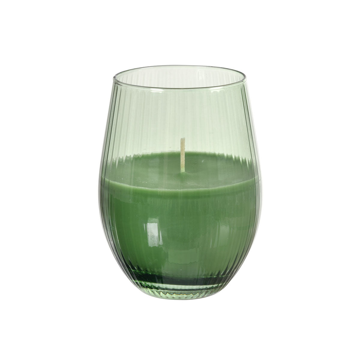 Eine grüne 66162 Kerze von Duni GmbH, Packung (1 Stück), in einem klaren gerippten Glas mit einem einzelnen Docht, dargestellt vor einem weißen Hintergrund.