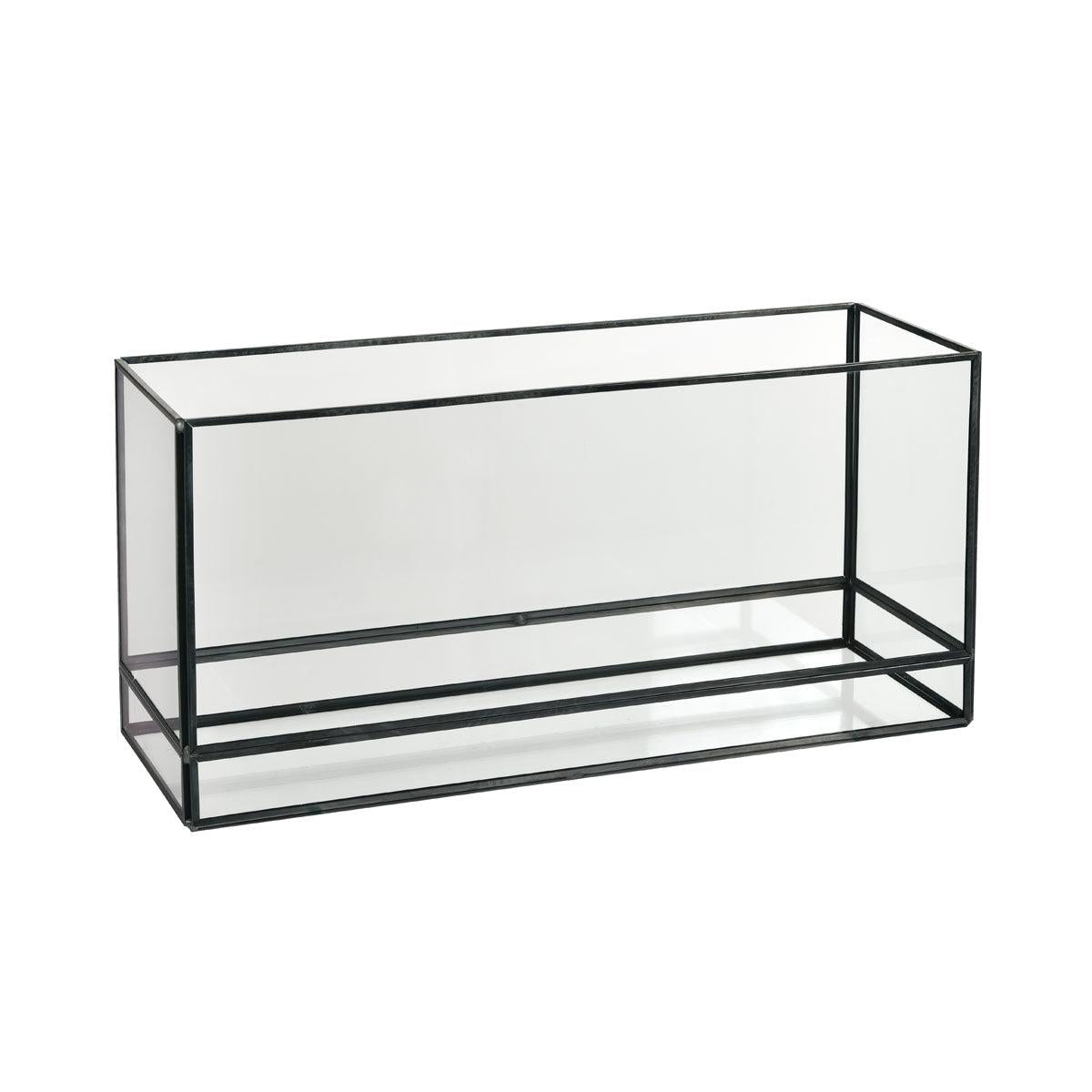 Die Capella Laterne Glas, schwarz von Duni GmbH steht leer vor einem weißen Hintergrund. Mit ihrem eleganten rechteckigen Glas und dem schwarzen Metallrahmen ist sie ideal, um jeden Raum stilvoll zu beleuchten.