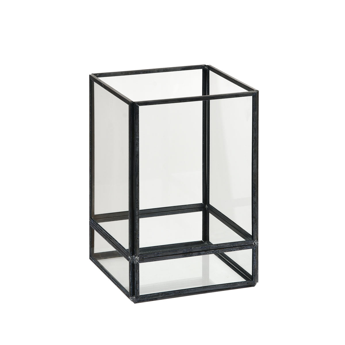 Die Capella Laterne Glas, schwarz von Duni GmbH ist eine rechteckige Laterne mit schwarzen Metallkanten und einer offenen Oberseite, die eine stilvolle Beleuchtung vor einem schlichten weißen Hintergrund bietet.