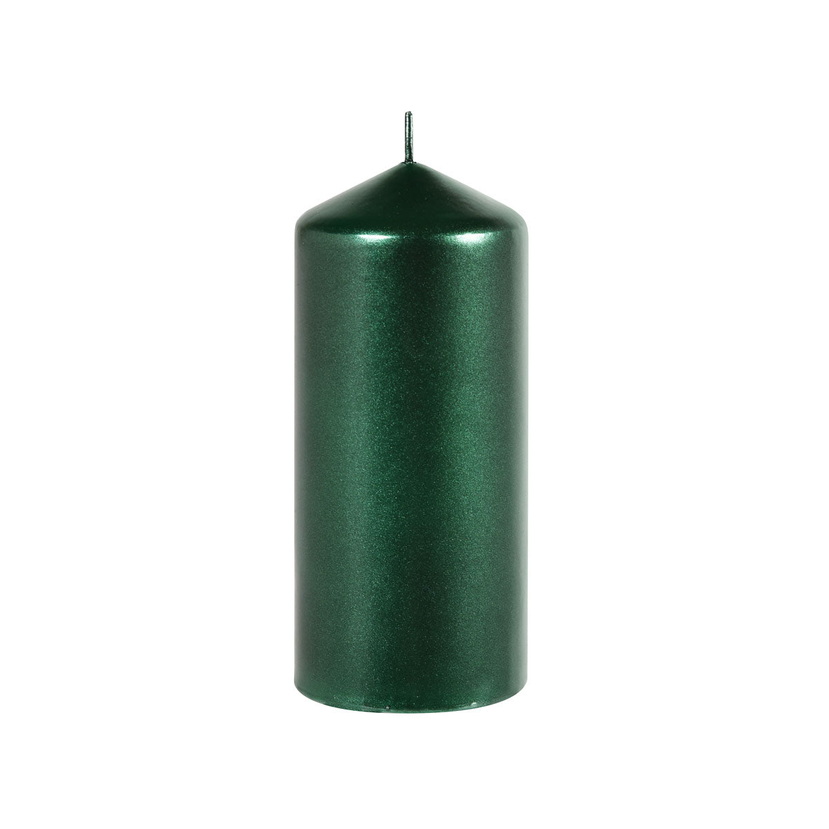 Die Stumpenkerzen 70x150mm Metallic von Duni GmbH ist eine hohe, zylindrische, grüne Kerze mit einem einzelnen Docht und einer spitzen Spitze - perfekt für alle, die stilvolle, rauchfreie Stumpenkerzen schätzen.