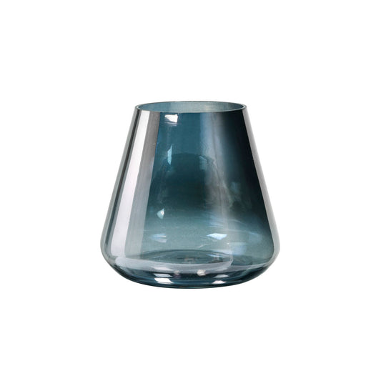 Das Duni GmbH Kerzenhalter Glas 10,5x11,5cm Etna besteht aus transparentem, blau getöntem Glas mit einer breiten Basis, die sich zu einer schmalen Spitze von 5cm verjüngt, dargestellt vor einem weißen Hintergrund. Packung (1 Stück).