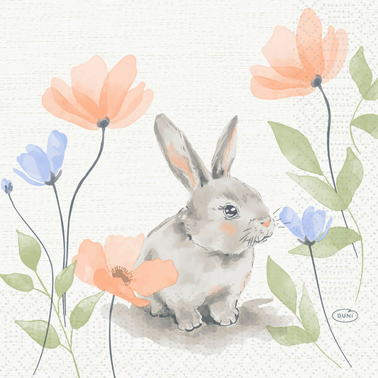 Ein Aquarell eines grauen Kaninchens inmitten von orangefarbenen und blauen Blumen mit grünen Blättern, inspiriert von den Servietten Serv.33x33 3lg 1/4 Bunny Bloom (Packung 250 Stück) der Duni GmbH - ideal für jeden Frühlingstisch.