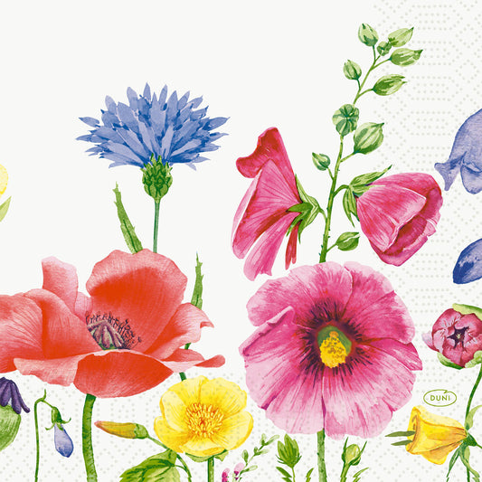 Ein farbenfrohes Wiesenmuster aus rotem Mohn, rosa Stockrosen, blauen Kornblumen und gelben Butterblumen ziert die Servietten Serv.33x33 3lg 1/4 Flowy Meadow 50P. der Duni GmbH, die auf Weiß mit dezenten Punkten gedruckt sind (Packung mit 50 Stück).