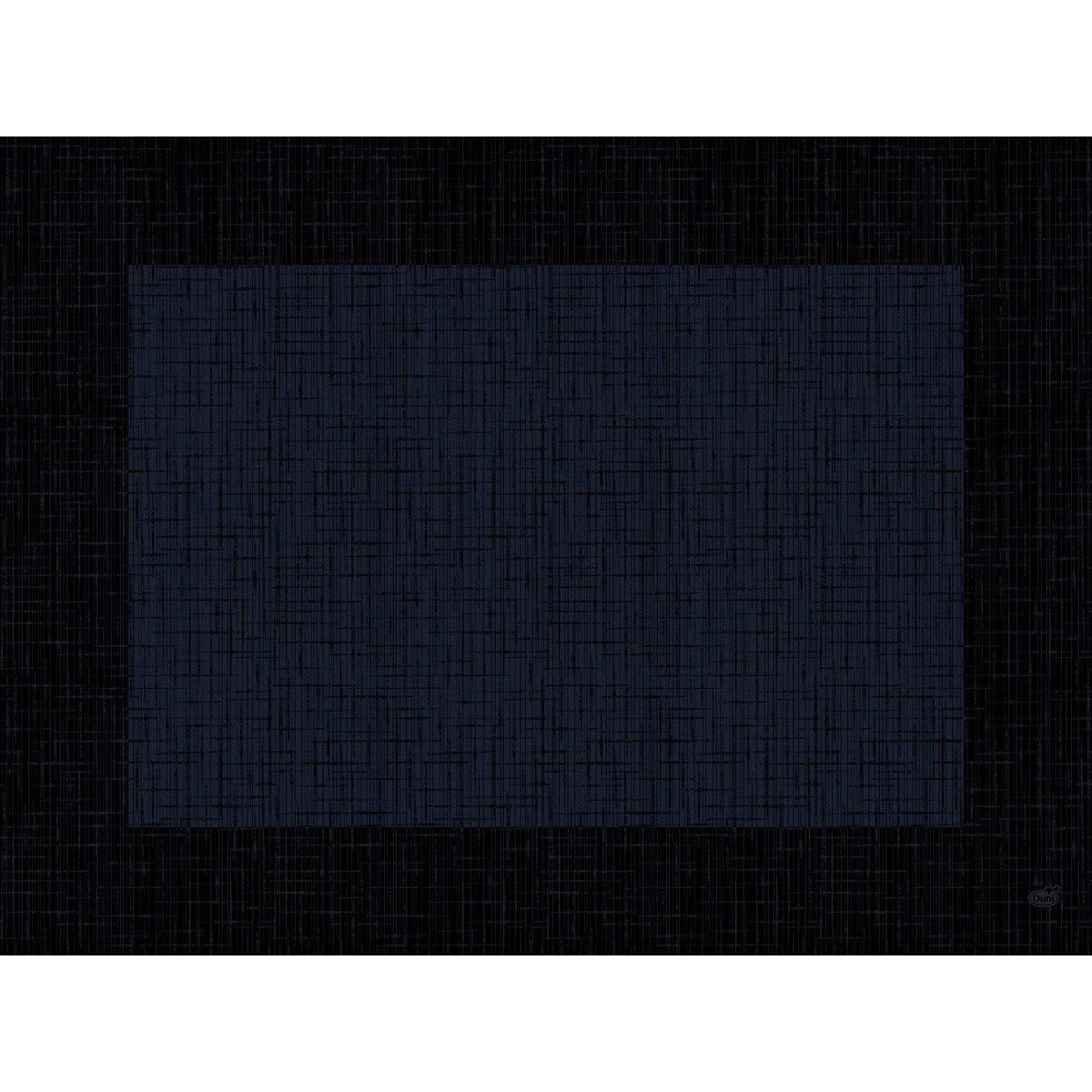Ein großes dunkelblaues Quadrat mit einem strukturierten, schraffierten Muster ist auf schwarzem Hintergrund zentriert. Es ähnelt den Bio-Dunicel-Sets 30x40 Linnea schwarz (100 Stück) der Duni GmbH und vermittelt einen minimalistischen, geometrischen Eindruck.