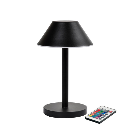 Die LED-Lampe Zelda Midi graphite von Duni GmbH, mit rundem Sockel und konischem Schirm im eleganten Graphit-Design, wird neben einer Fernbedienung mit verschiedenfarbigen Tasten präsentiert.