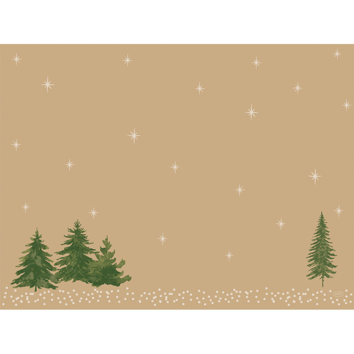 Ein bezauberndes Motiv mit grünen Kiefern links, einer einsamen Kiefer rechts, schneebedecktem Boden und weißen Sternen auf hellbraunem Hintergrund - ideal für die Tischdekoration mit den Bio-Dunicel-Sets 30x40 Humble Trees (100 Stück) der Duni GmbH.