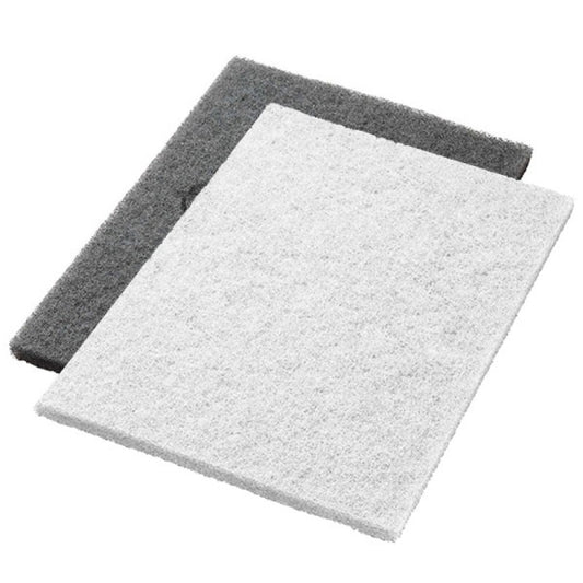 Zwei Twister Pads 14x20" Weiß (35x51 cm) von Diversey Deutschland GmbH & Co. OHG, Arbeitsschritt 1, liegen flach auf weißem Hintergrund: das weiße Pad oben, leicht überlappend auf einem dunkelgrauen Pad. Ideal für professionelle Anwendungen.