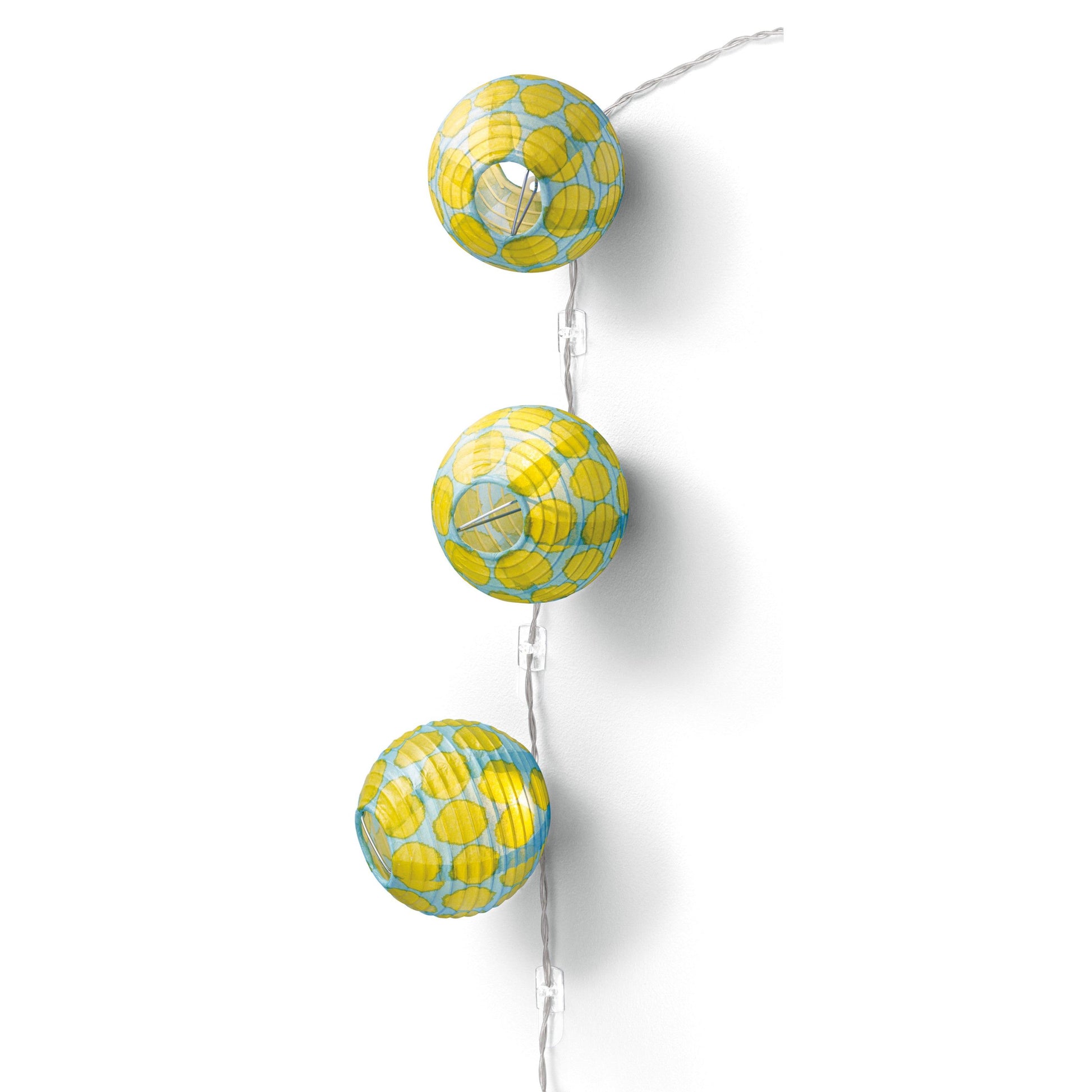 Drei runde Lichterketten mit gelben und blauen gemusterten Papierschirmen sind an einer weißen Kordel mit Command™ Dekorations-Clips, transparent, mit transparenten Strips von 3M Deutschland GmbH, vor weißem Hintergrund befestigt. Die Lichter sind gleichmäßig verteilt.