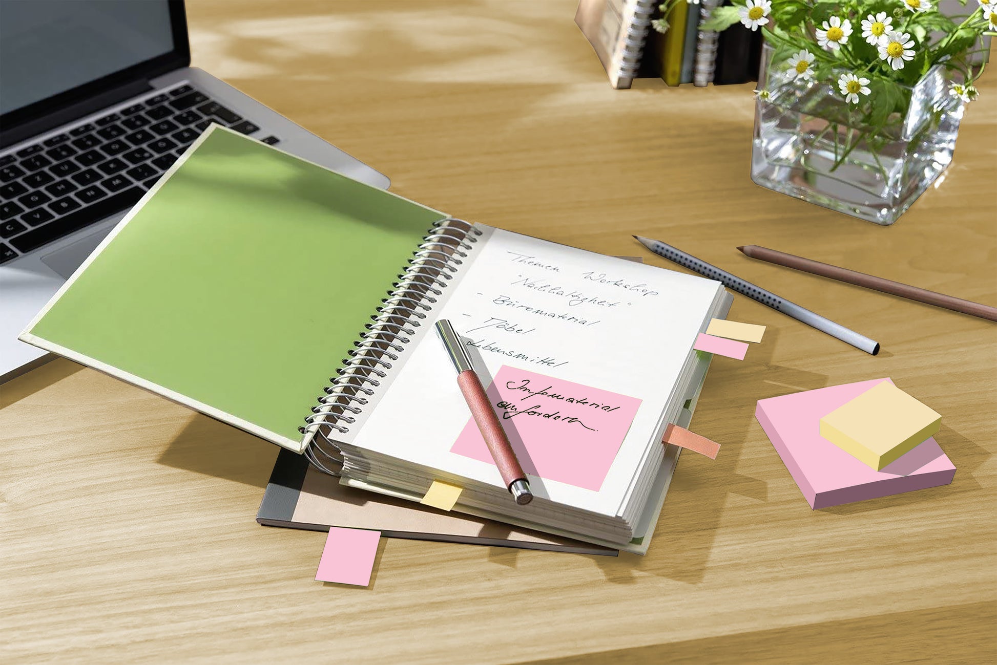 Ein aufgeschlagenes Spiralnotizbuch mit handschriftlichen Notizen liegt auf einem Schreibtisch neben einem Laptop, Stiften, einer Vase mit weißen Gänseblümchen und Post-it® Recycling Notes (76 mm x 76 mm, 100 Blatt/Block, 100% PEFC) der 3M Deutschland GmbH. Im Inneren des Notizbuchs sind Haftnotizen und eine rosa Notiz angebracht.