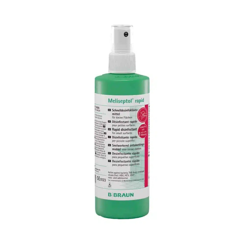 Eine grüne Sprühflasche mit B. Braun Meliseptol® rapid Schnelldesinfektion von B. Braun Deutschland GmbH & Co. KG eignet sich ideal zur schnellen Desinfektion und Oberflächenreinigung. Das Etikett enthält mehrsprachige Texte und Sicherheitshinweise, während die weiße Düse eine effiziente Anwendung gewährleistet.