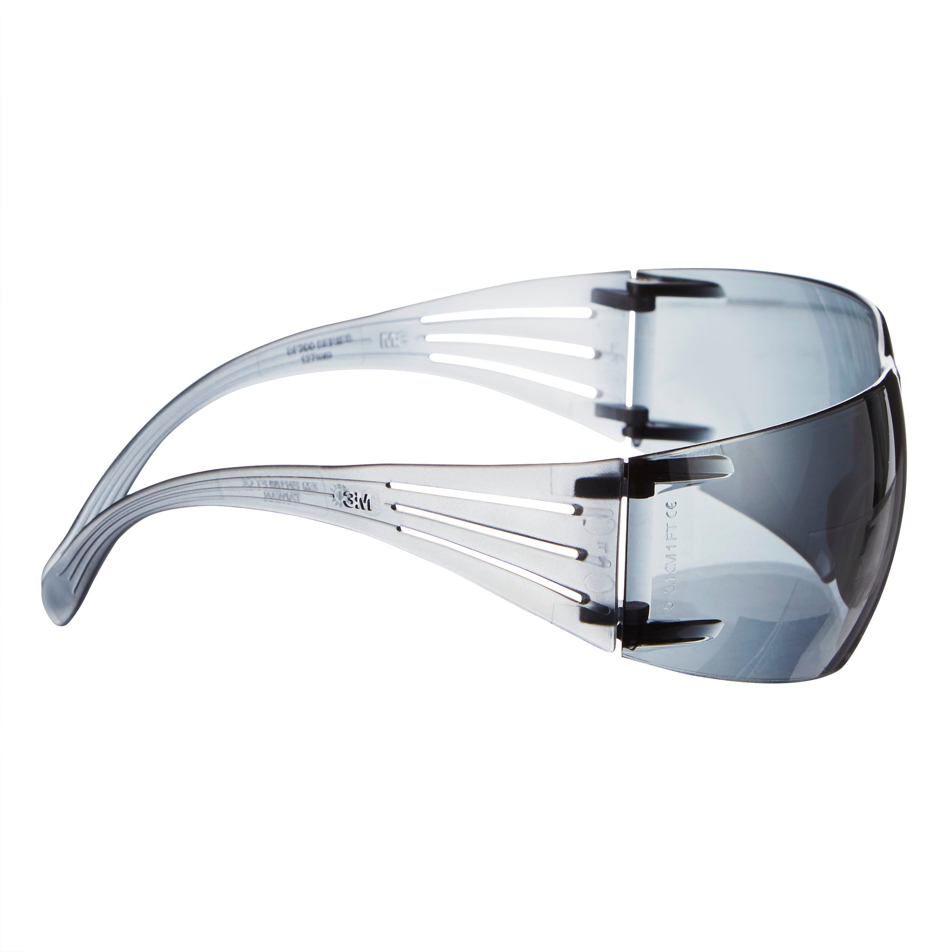 Die 3M™ SecureFit™ Schutzbrille 200 von 3M Deutschland GmbH verfügt über klare und grau getönte Rundumgläser, breite Bügel und ein rahmenloses Design, dargestellt auf weißem Hintergrund.