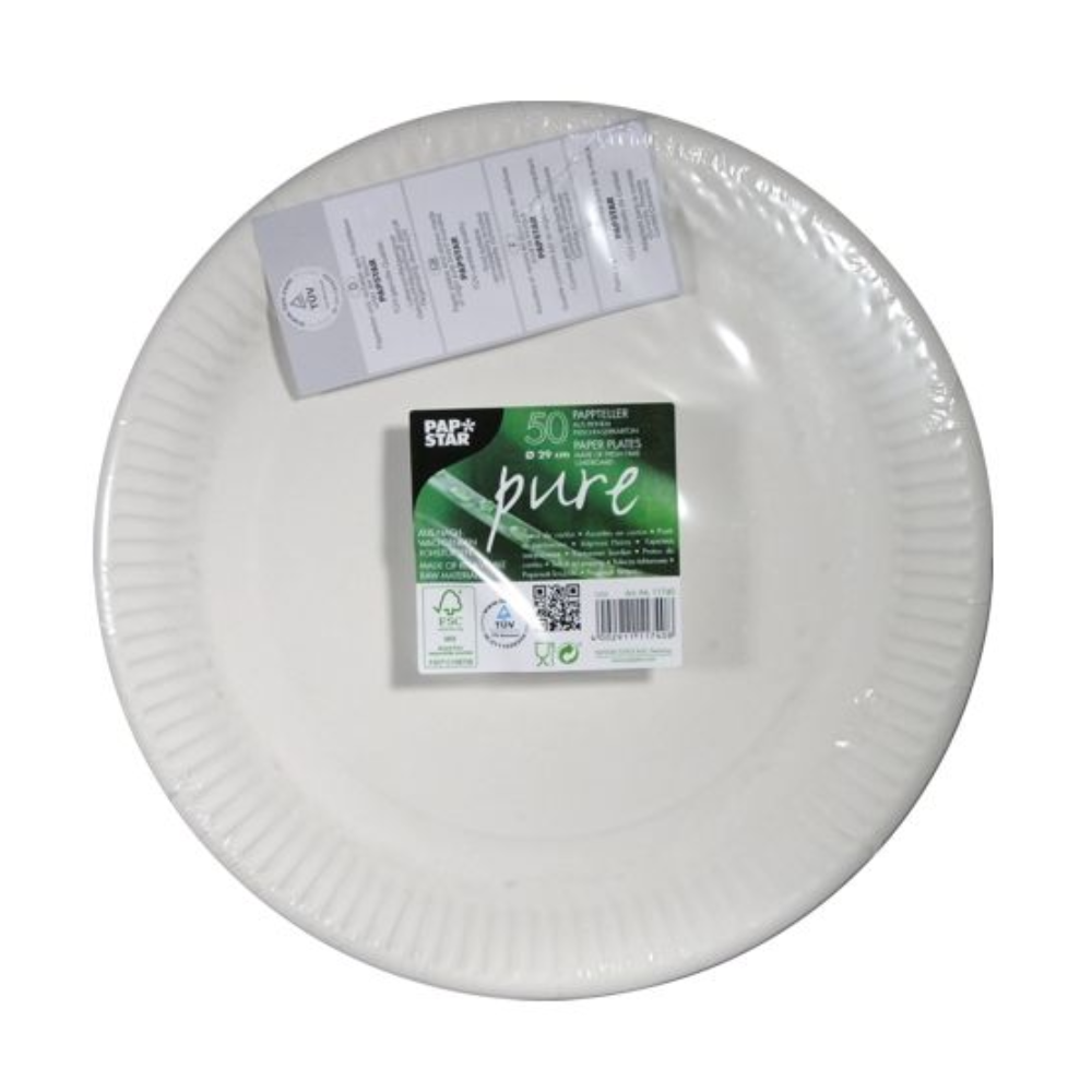 Ein Stapel von 50 weißen, runden Papptellern "Pure" (PAPSTAR GmbH, 29 50 Teller) wird in einer Verpackung mit grüner Schrift und Recycling-Symbolen gezeigt. Die Teller werden aus Frischfaserkarton hergestellt und haben einen gerippten Außenrand.