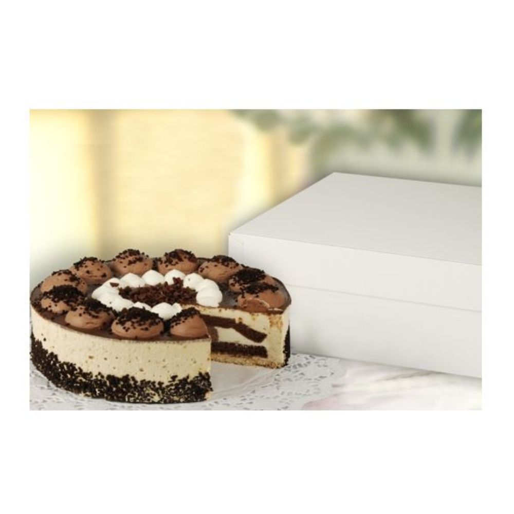 Eine Schokoladen-Sahne-Torte mit wirbelndem Zuckerguss liegt neben einem verschlossenen PAPSTAR GmbH 30x30x13 cm eckig weiß Tortenkarton (10 Stück, mit Deckel); eine Scheibe ist entfernt worden.