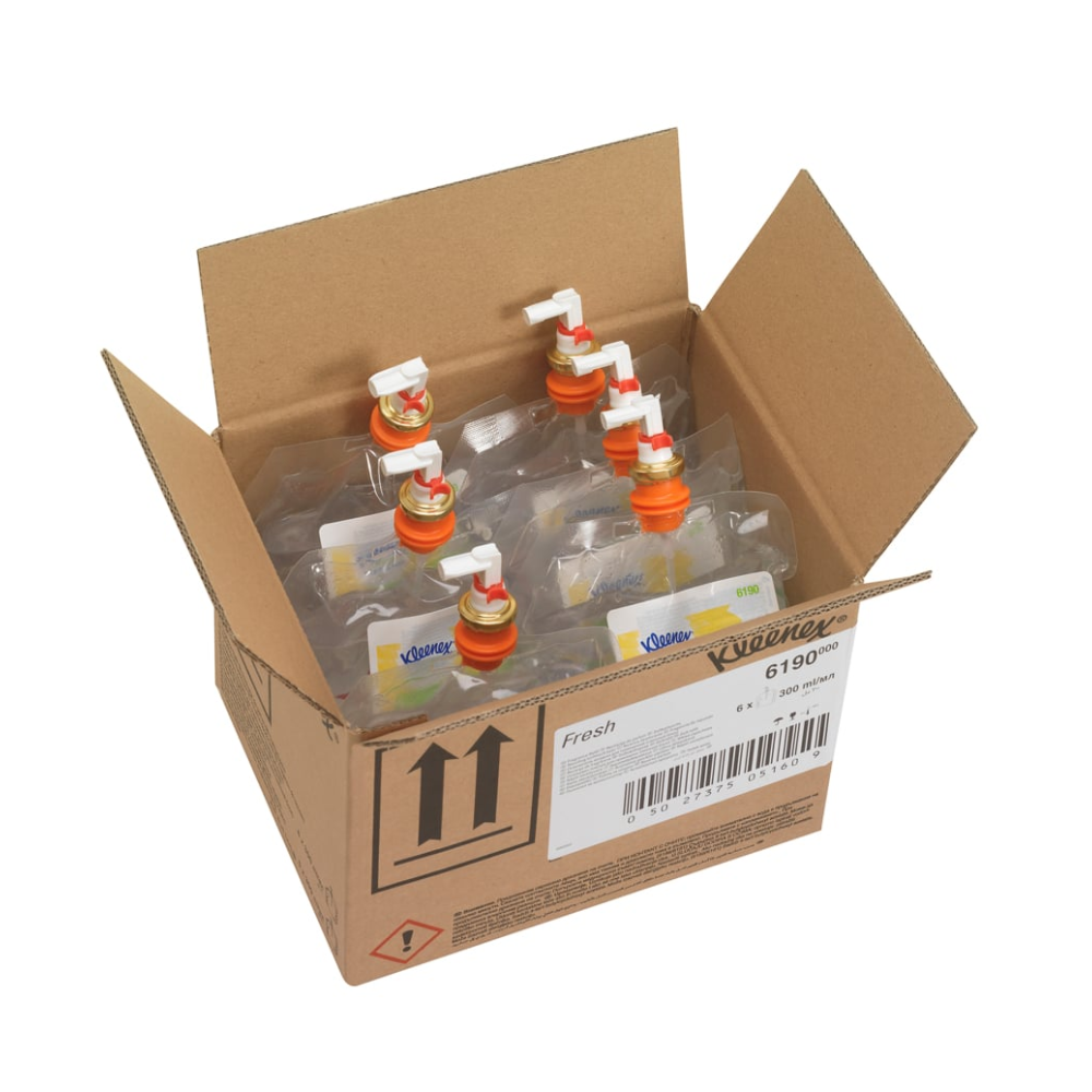 Eine geöffnete Schachtel mit der Aufschrift Kleenex® Duft-Lufterfrischer Fresh Nachfüllpackung 6190 von Kimberly-Clark GmbH enthält sechs durchsichtige Nachfüllflaschen mit weißen und orangefarbenen Ausgießern; auf der Schachtel befinden sich Barcodes, Blumendüfte und Handhabungssymbole.