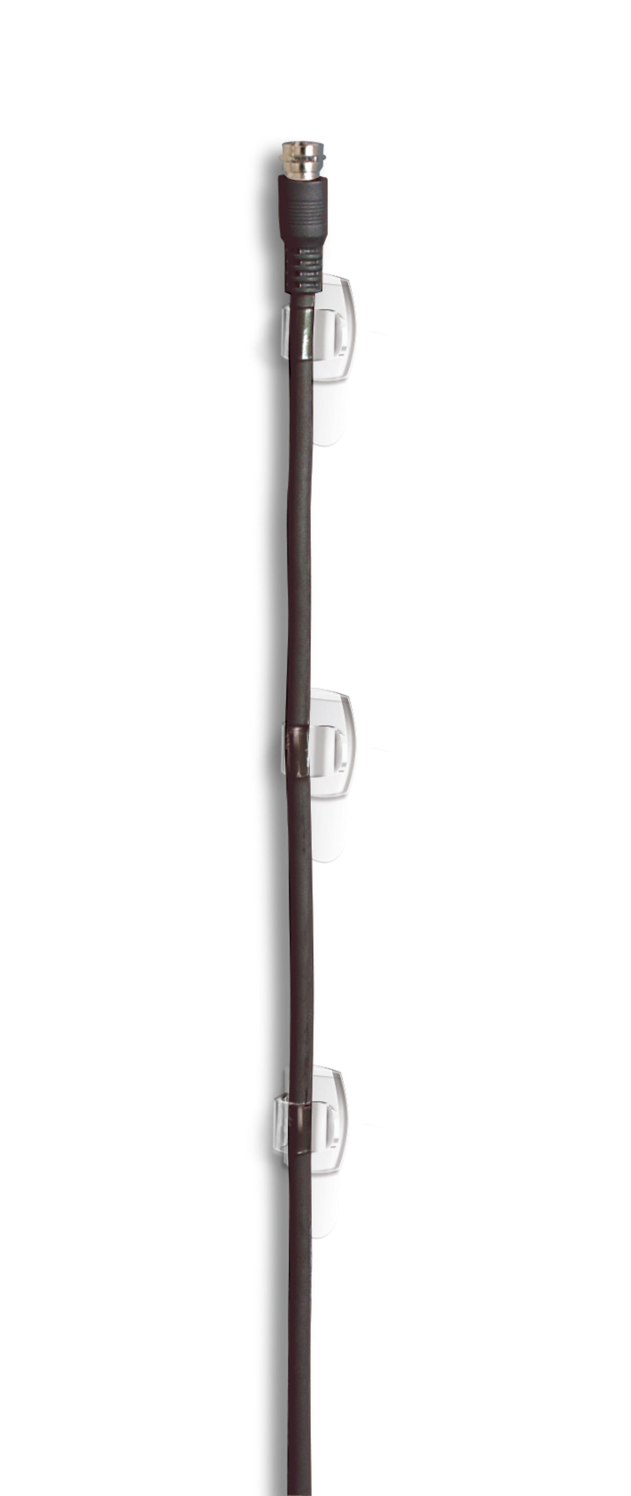 Ein schwarzes Koaxialkabel wird mit drei Command™ transparente Clips für runde Kabel, 17017CLR von 3M Deutschland GmbH, vertikal an einer weißen Wand befestigt; das Kabel hat einen Metallstecker an der Spitze.