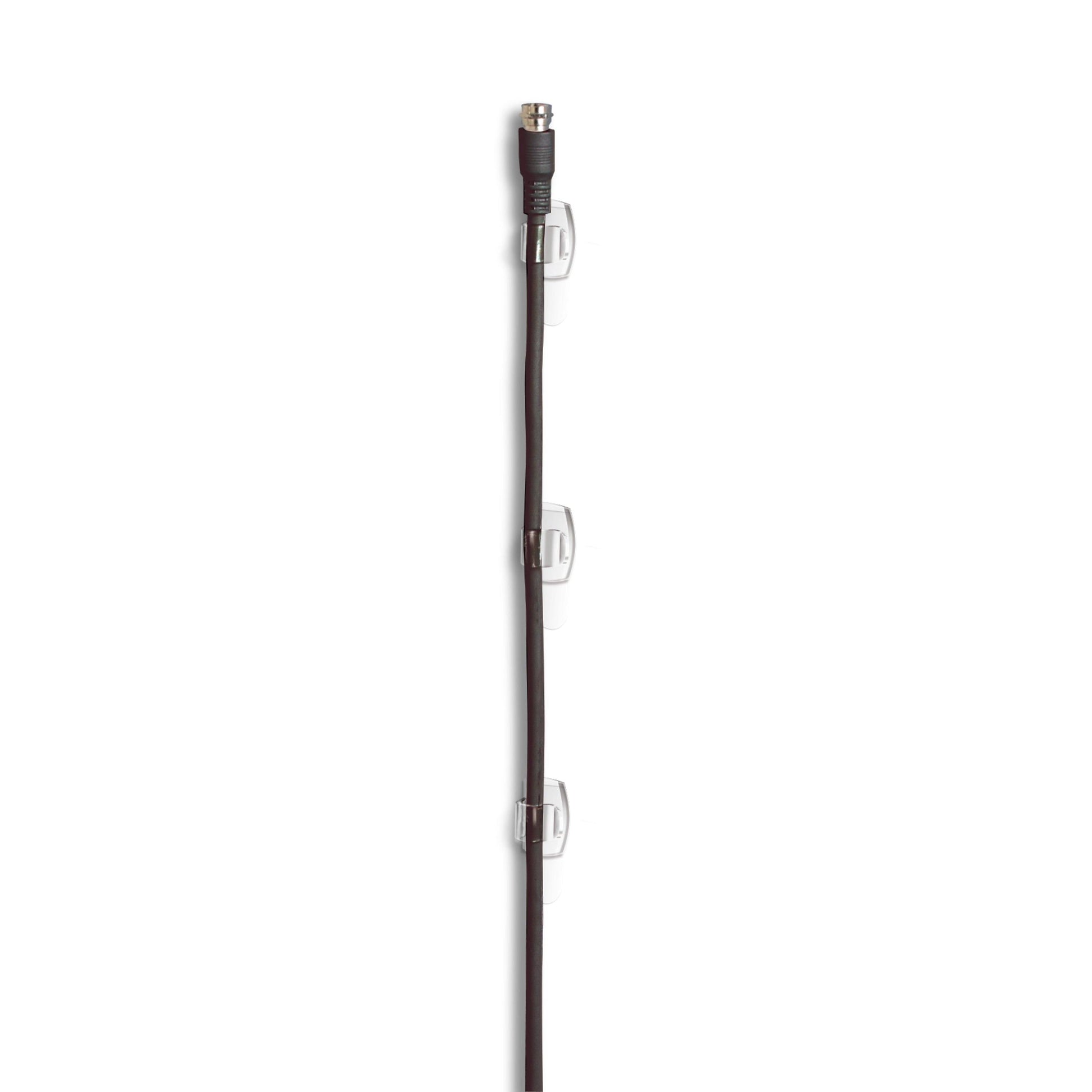 Ein schwarzes Koaxialkabel wird mit drei Command™ transparente Clips für runde Kabel, 17017CLR von 3M Deutschland GmbH, vertikal an einer weißen Wand befestigt; das Kabel hat einen Metallstecker an der Spitze.