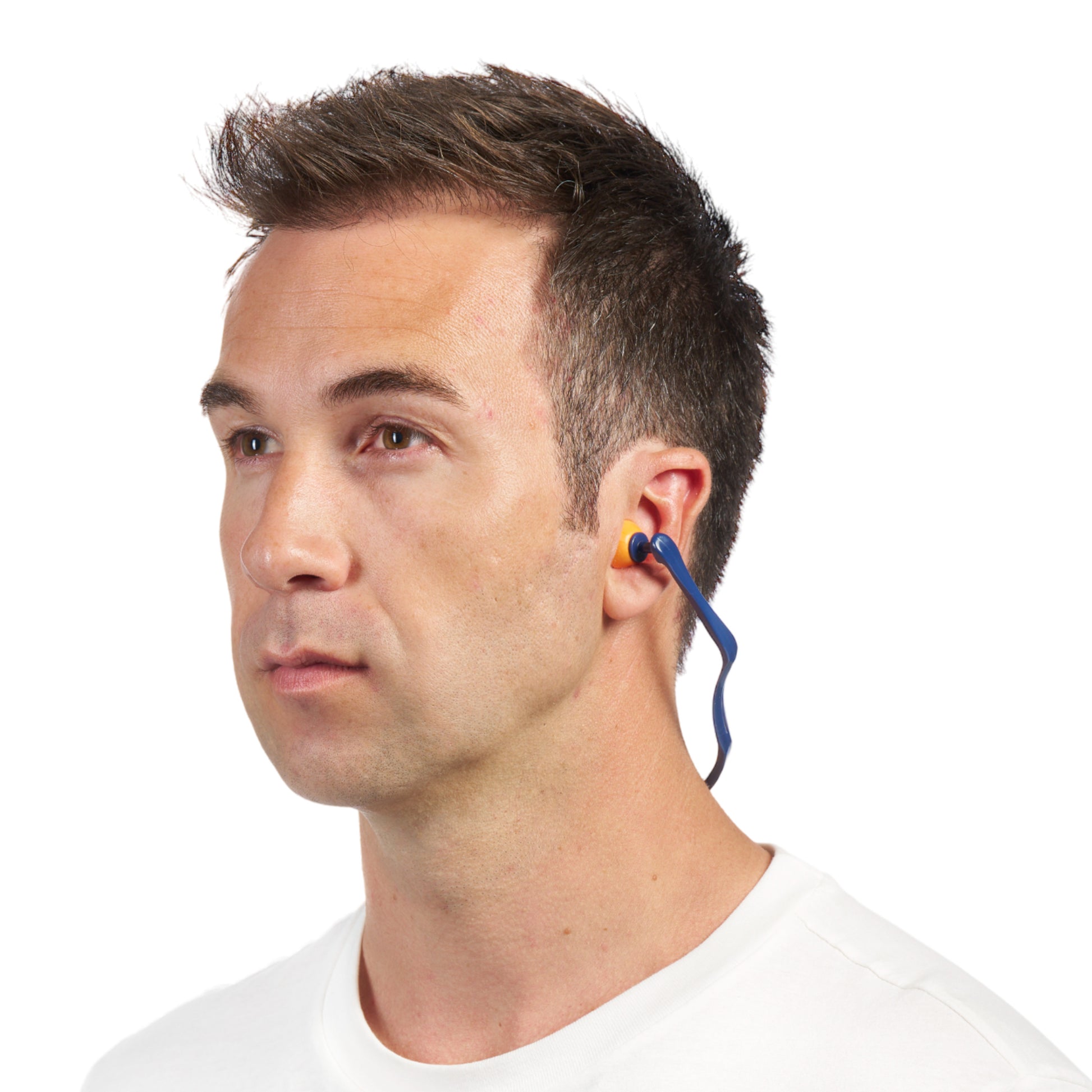 Ein Mann mit kurzen braunen Haaren und weißem Hemd trägt 3M™ Bügelgehörschutz 1310 orangefarbene Gehörschutzstöpsel der 3M Deutschland GmbH (SNR 24-25 dB, inklusive 2 Ersatzpaaren), nach links blickend vor einem weißen Hintergrund.