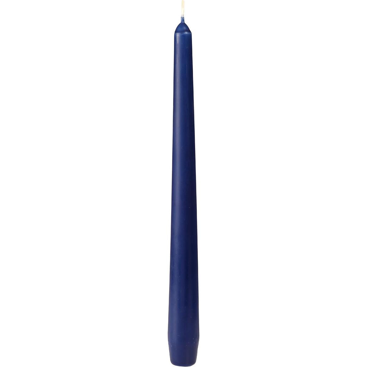 Eine einzelne dunkelblaue Leuchterkerze der Duni GmbH (250 x 22 mm, ca. 7h Brenndauer), mit spitzer Spitze und sichtbarem Docht, steht aufrecht vor einem weißen Hintergrund.