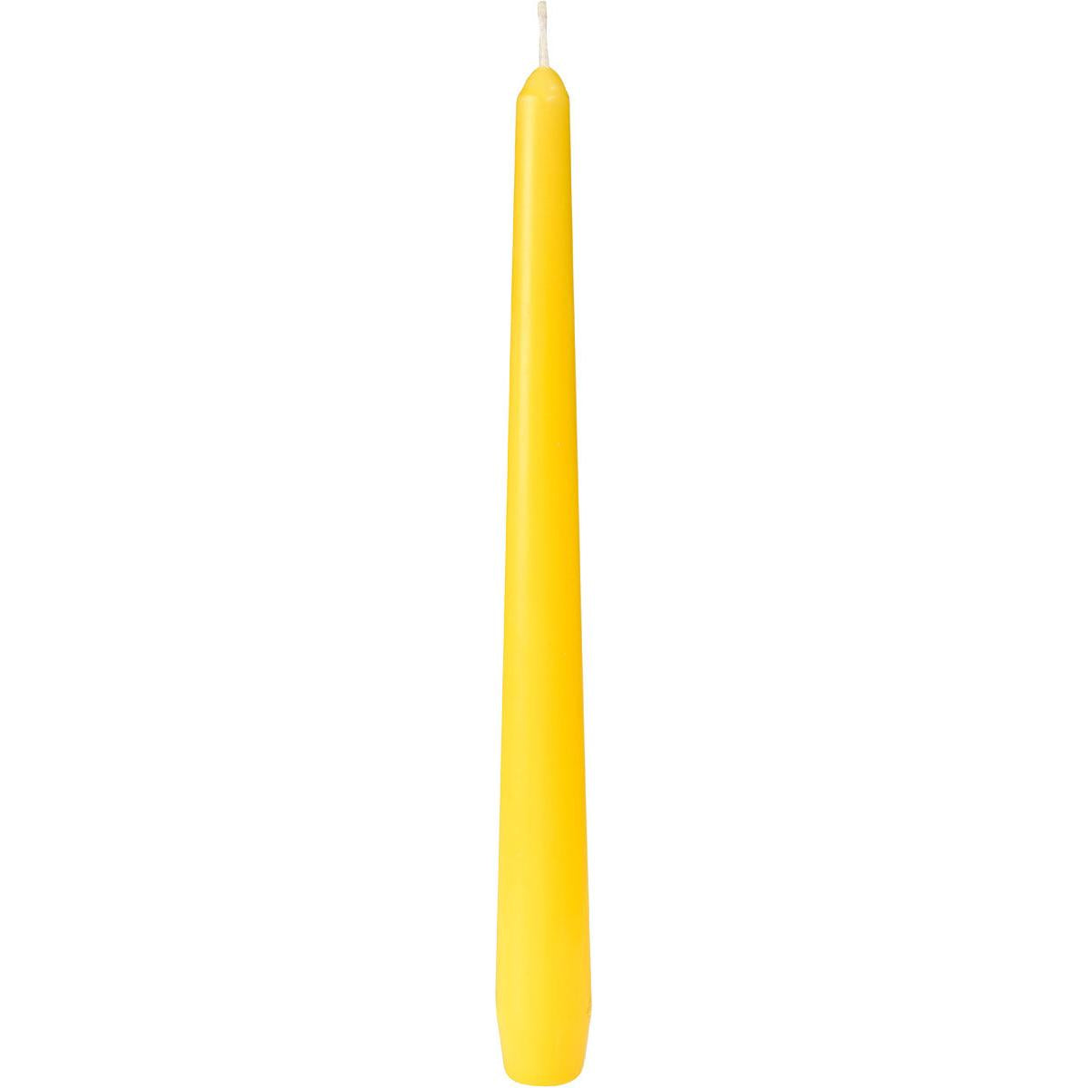 Eine hohe, unbeleuchtete gelbe Leuchterkerze der Duni GmbH, ca. 7h Brenndauer, 250 x 22 mm mit glatter Oberfläche und weißem Docht, dargestellt vor weißem Hintergrund.