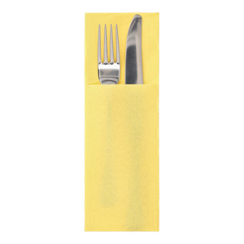 Eine silberne Gabel und ein silbernes Messer befinden sich in gelben PAPSTAR 50 Servietten „DAILY Collection“ 48 cm x 30 cm mit Besteckfalz der PAPSTAR GmbH, die zu einer Tasche gefaltet sind, um das Besteck elegant aufzubewahren.