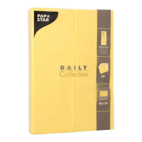 Ein 50er-Pack gelbe PAPSTAR Servietten „DAILY Collection“ (48 x 30 cm, Besteckfalz) der PAPSTAR GmbH.