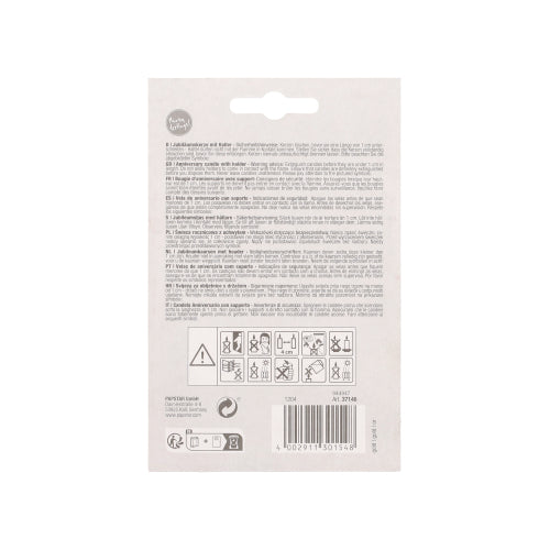 Auf der Rückseite der PAPSTAR Jubiläumskerzen mit Halter 7 cm "50" von PAPSTAR GmbH befinden sich Texte in verschiedenen Sprachen, Pflege- und Recyclingsymbole, Sicherheitshinweise, ein Barcode und eine Produktinformation am unteren Rand.