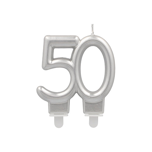 Die PAPSTAR Jubiläumskerzen mit Halter 7 cm "50" von PAPSTAR GmbH ist eine silberne Zahlenkerze mit zwei Kunststoffzacken am Boden zum einfachen Einstecken der Torte.