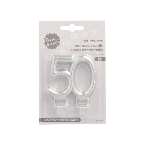 Die PAPSTAR Jubiläumskerzen mit Halter "50" von der PAPSTAR GmbH sind ein Set aus zwei silbernen Kerzen in Form der Zahl 50 (7 cm) mit klaren Haltern und der Aufschrift "Jubiläumskerze" in mehreren Sprachen auf grauem Hintergrund.