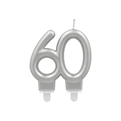 Die PAPSTAR GmbH Jubiläumskerzen mit Halter "60" ist eine 7 cm große silberne Geburtstagskerze mit zwei Dochten und Kunststoffhaltern am Boden zum einfachen Einstecken in die Torte.