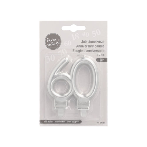 Die PAPSTAR Jubiläumskerzen mit Halter 7 cm "60" von PAPSTAR GmbH sind ein Set aus zwei silbernen Zahlenkerzen (6 und 0), ideal für 60. Geburtstage oder Jubiläen, mehrsprachig beschriftet mit "Party Feelings!" an der Spitze.