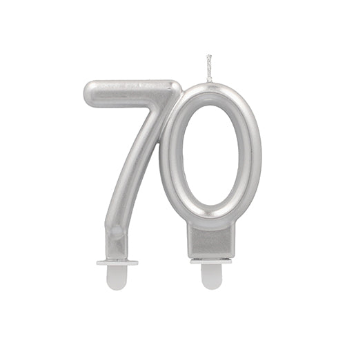 Die PAPSTAR Jubiläumskerzen mit Halter 7 cm "70" von der PAPSTAR GmbH ist eine silberne Geburtstagskerze in Form der Zahl 70, mit Docht an der Spitze und Kunststoffhaltern an der Basis jeder Ziffer.