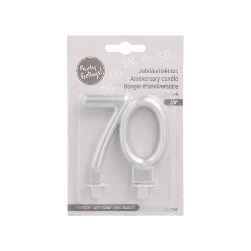 Die PAPSTAR Jubiläumskerzen mit Halter 7 cm "70" von PAPSTAR GmbH ist ein Set aus zwei silbernen Zahlenkerzen mit Halter, ideal für Geburtstage oder Jubiläen. Die Verpackung ist mit mehrsprachigem Text und einer klaren Kunststoffhülle versehen.