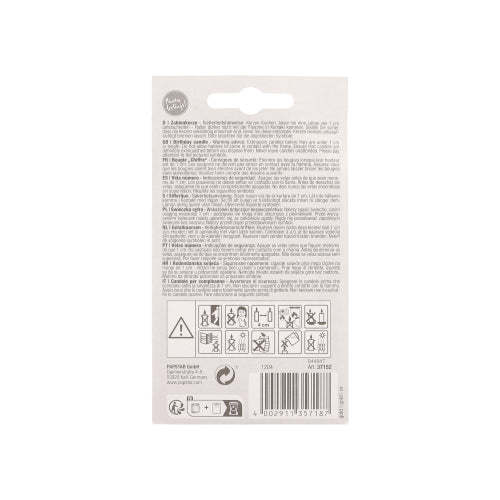 Auf der Rückseite einer PAPSTAR Zahlenkerze mit Halter 7 cm "0" von PAPSTAR GmbH befinden sich Sicherheitshinweise in verschiedenen Sprachen, Warnsymbole, ein Barcode, Recycling- und CE-Zeichen sowie eine Aufhängevorrichtung.