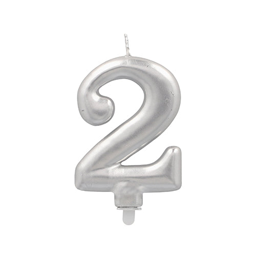 Die PAPSTAR Zahlenkerze mit Halter 7 cm "2" von PAPSTAR GmbH ist eine silberne Nummer 2 Geburtstagskerze mit einem Spitzendocht und einem kleinen weißen Sockelhalter.