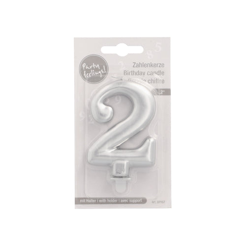 Die PAPSTAR Zahlenkerze mit Halter 7 cm "2" von PAPSTAR GmbH ist eine silberne Geburtstagskerze Nummer 2 mit Sockelhalter, verpackt zum Aufhängen und mehrsprachig beschriftet.