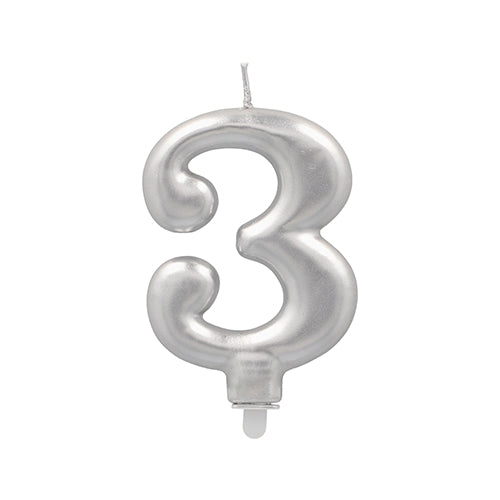 Die PAPSTAR Zahlenkerze mit Halter 7 cm "3" von PAPSTAR GmbH ist eine metallisch-silberne Zahlenkerze mit einem Oberdocht und einem Kunststoffhalter am Boden.