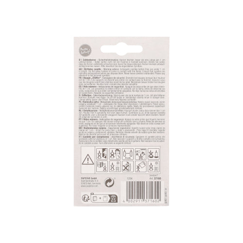 Das Bild zeigt die Rückseite einer PAPSTAR Zahlenkerze mit Halter 7 cm "4" Verpackung der PAPSTAR GmbH mit mehrsprachiger Anleitung, Sicherheitssymbolen am unteren Rand und einem Barcode in der rechten unteren Ecke.