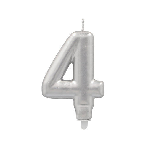 Die PAPSTAR Zahlenkerze mit Halter 7 cm "4" von PAPSTAR GmbH ist eine silber-metallicfarbene Zahlenkerze mit Spitzendocht, abgebildet auf einem schlichten weißen Hintergrund.