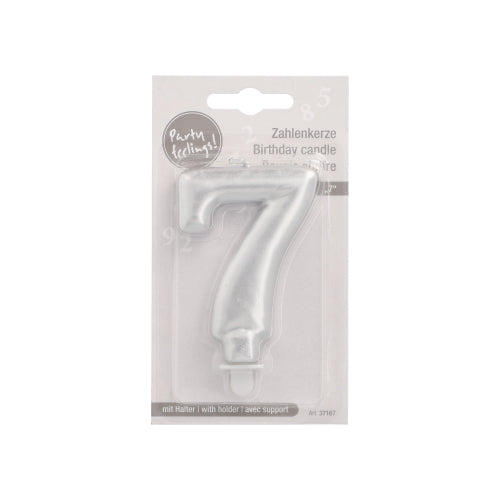 Die PAPSTAR GmbH Zahlenkerze mit Halter 7 cm "7" ist eine silberne Geburtstagskerze mit Halter in mehrsprachiger Kunststoffverpackung, beschriftet als "Geburtstagskerze".