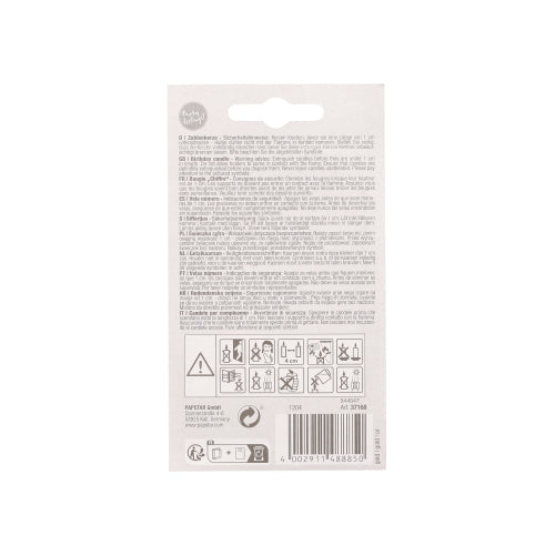 Auf der Rückseite der PAPSTAR Zahlenkerze mit Halter 7 cm "8" Verpackung befinden sich mehrsprachige Hinweise, Warnsymbole für Essverbot, Erstickungsgefahr und Altersbeschränkung. Barcode und Recyclingsymbol befinden sich auf der Unterseite. Marke: PAPSTAR GmbH.