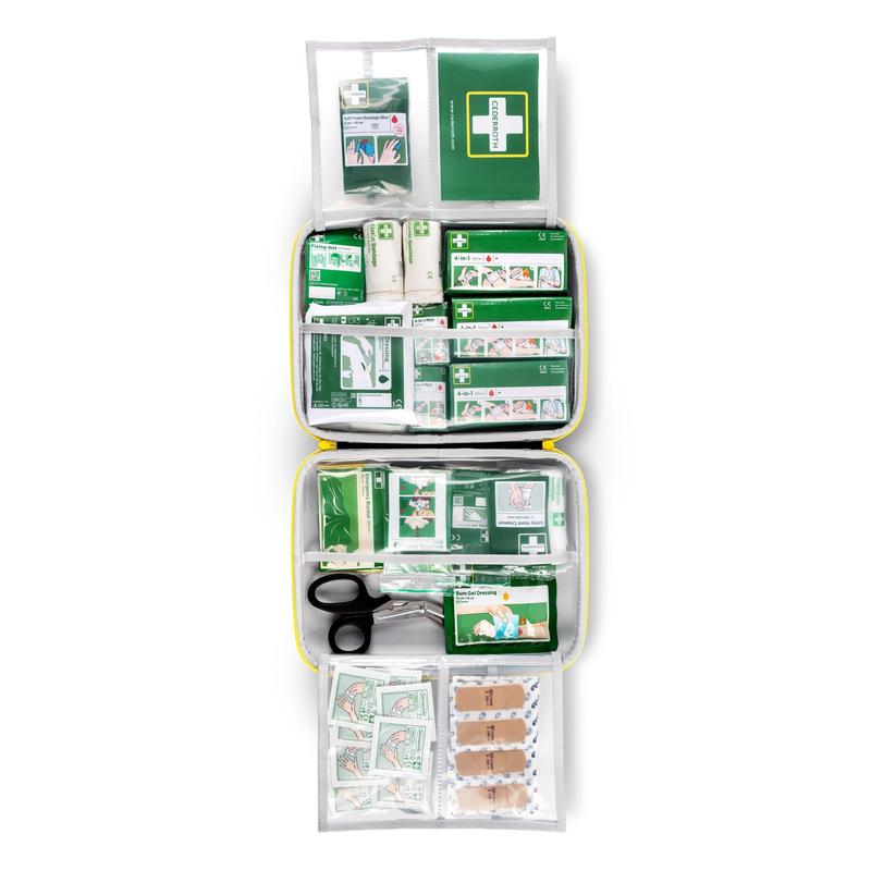 Der Orkla Wound Care AB Erste-Hilfe-Kasten GROSS (1 Stück) enthält beschriftete Fächer mit Binden, Mull, Klebebinden, Scheren, antiseptischen Tüchern, Handschuhen, Wundauflagen und einem Erste-Hilfe-Merkblatt für Notfälle.