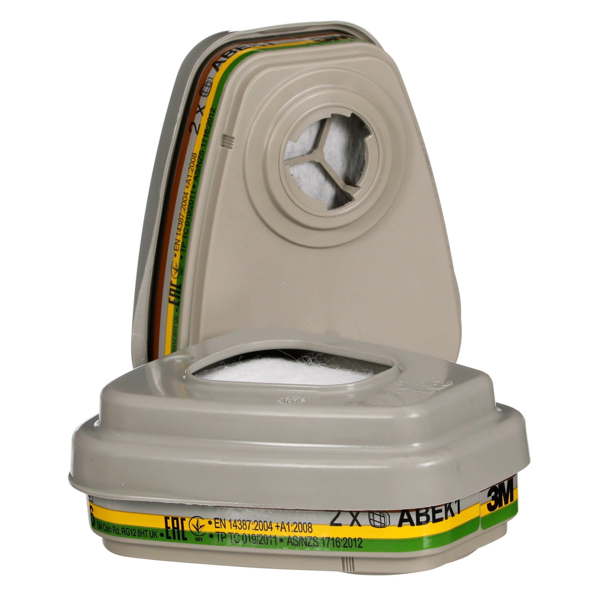 Die Abbildung zeigt zwei 3M™ Filtersatz 6004-1 ABEK1P3 Kombinationsfilterpatronen (2x6059, 2x5935, 2x501) der 3M Deutschland GmbH mit farbigen Bändern und aufgedruckten Etiketten für Atemschutzmasken; eine steht, die andere liegt.