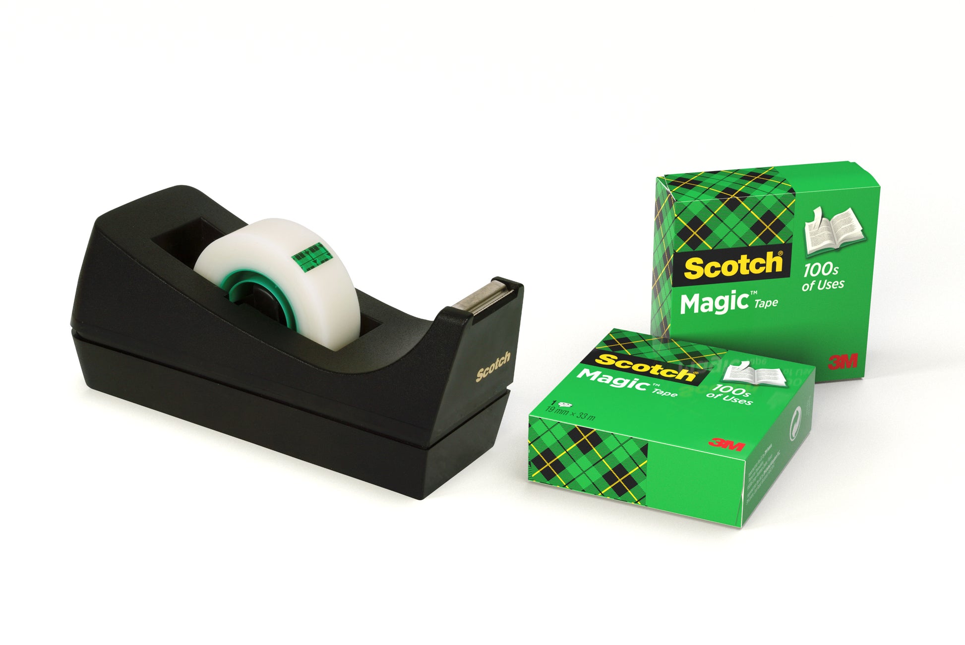 Ein 3M Scotch™ Schreibtisch-Klebebandabroller C38 in Schwarz, mit einer Rolle Scotch® Magic™ Unsichtbares Klebeband (19 mm x 33 m), steht neben zwei Nachfüllpackungen im Grün- und Karo-Design vor weißem Hintergrund.