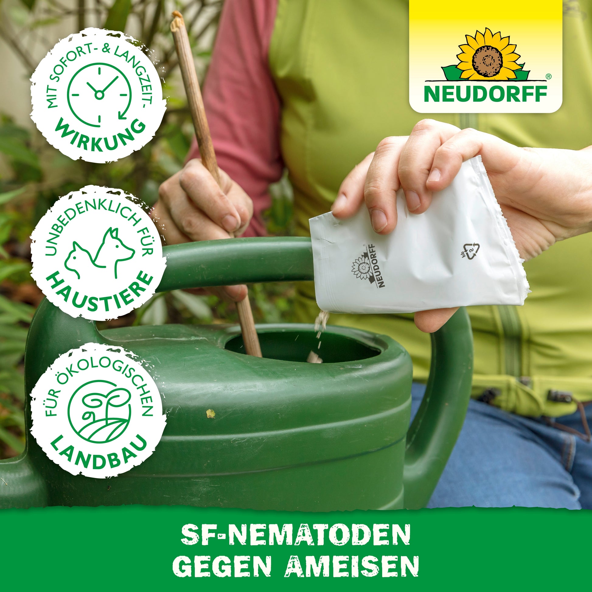 Eine Person gießt die Nützlinge gegen Ameisen von Neudorff Shop aus einer weißen Packung in eine grüne Gießkanne. Piktogramme zeigen die Vorteile: schnelle und nachhaltige Wirkung, haustierfreundlich, für den ökologischen Landbau geeignet. Text: "Mit Nematoden gezielt Ameisennester bekämpfen.